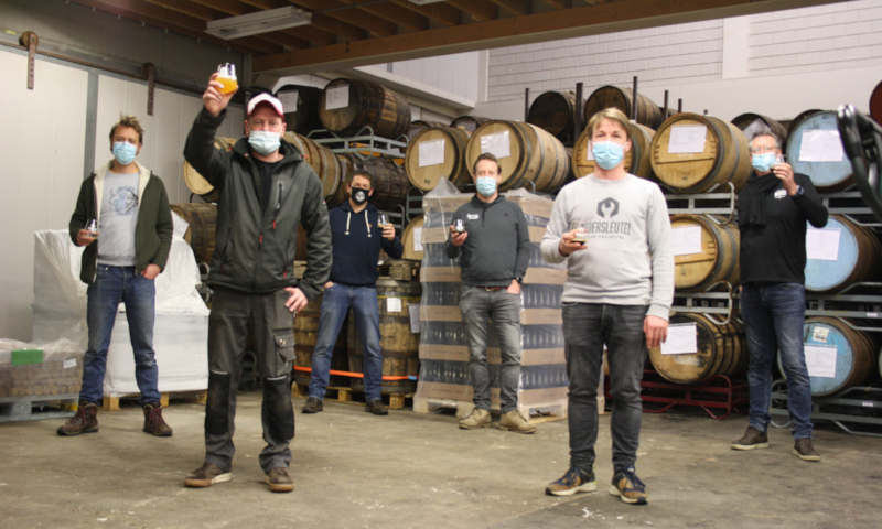 Zes mannen proosten in de Moersleutel brouwerij op de actie Beer Geeks Beat ALS